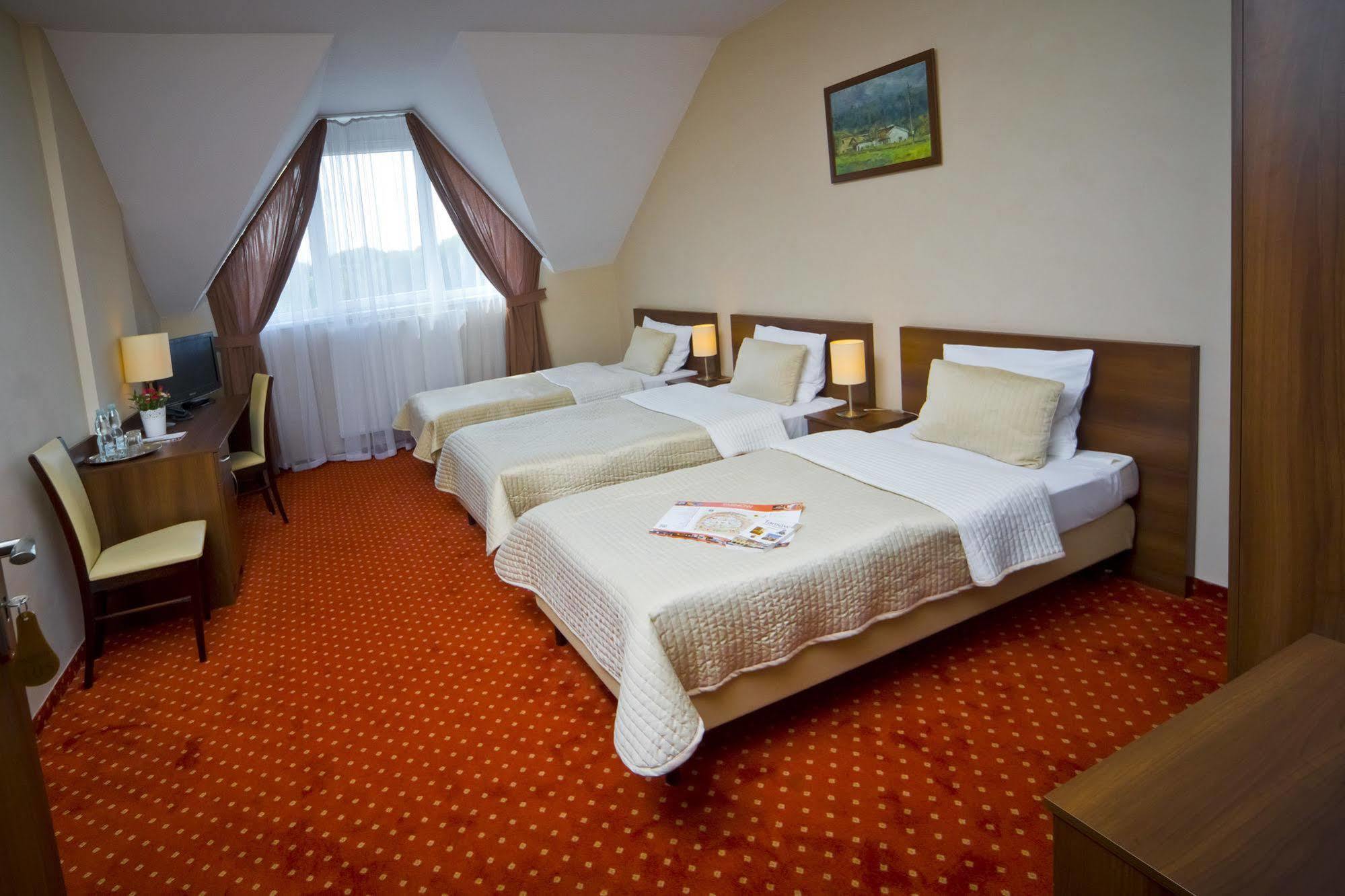 Hotel Kantoria Tarnów Exteriör bild